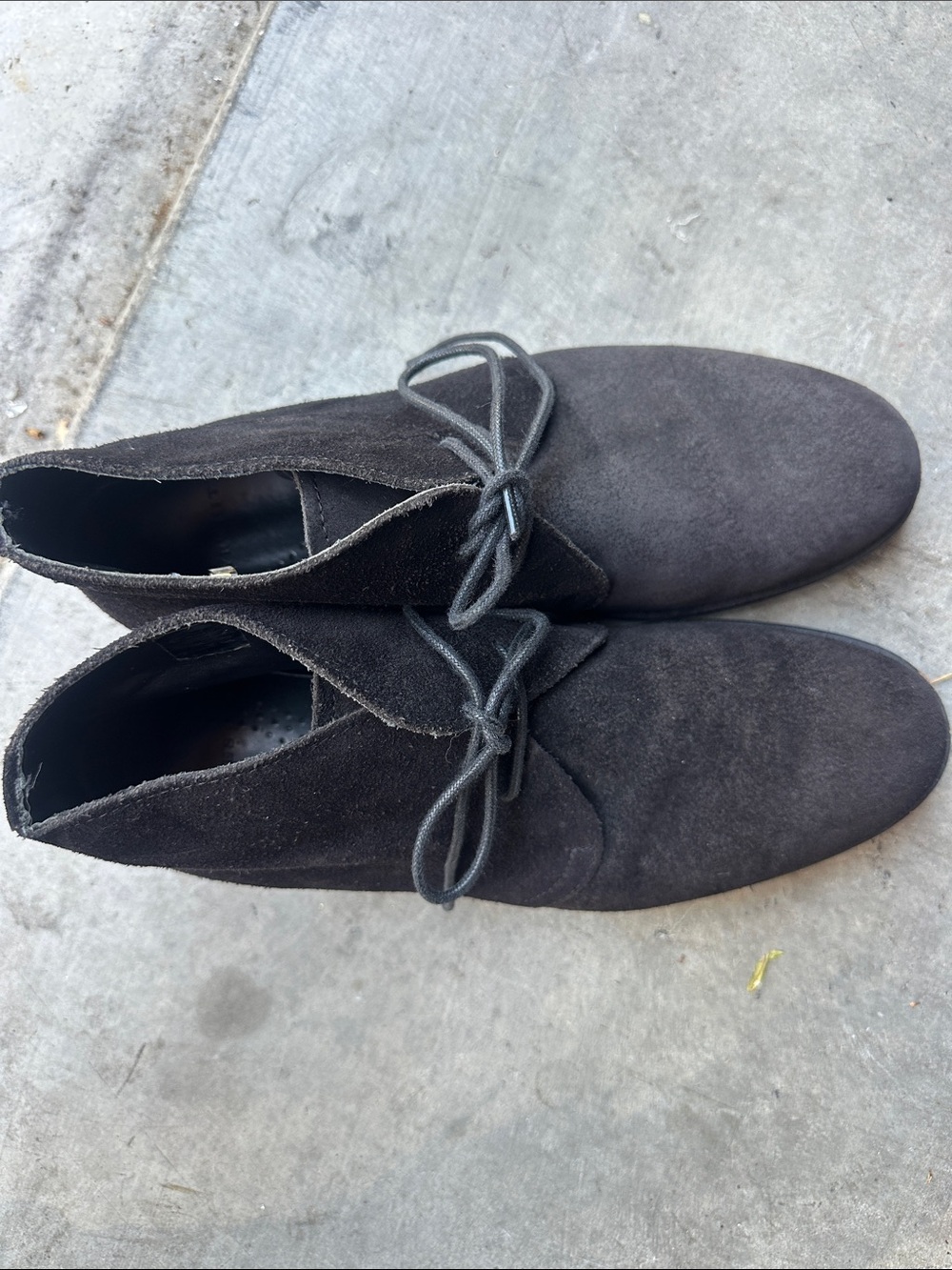 Charles Tyrwhitt Men's Black Suede Chukka Boots. Size 8